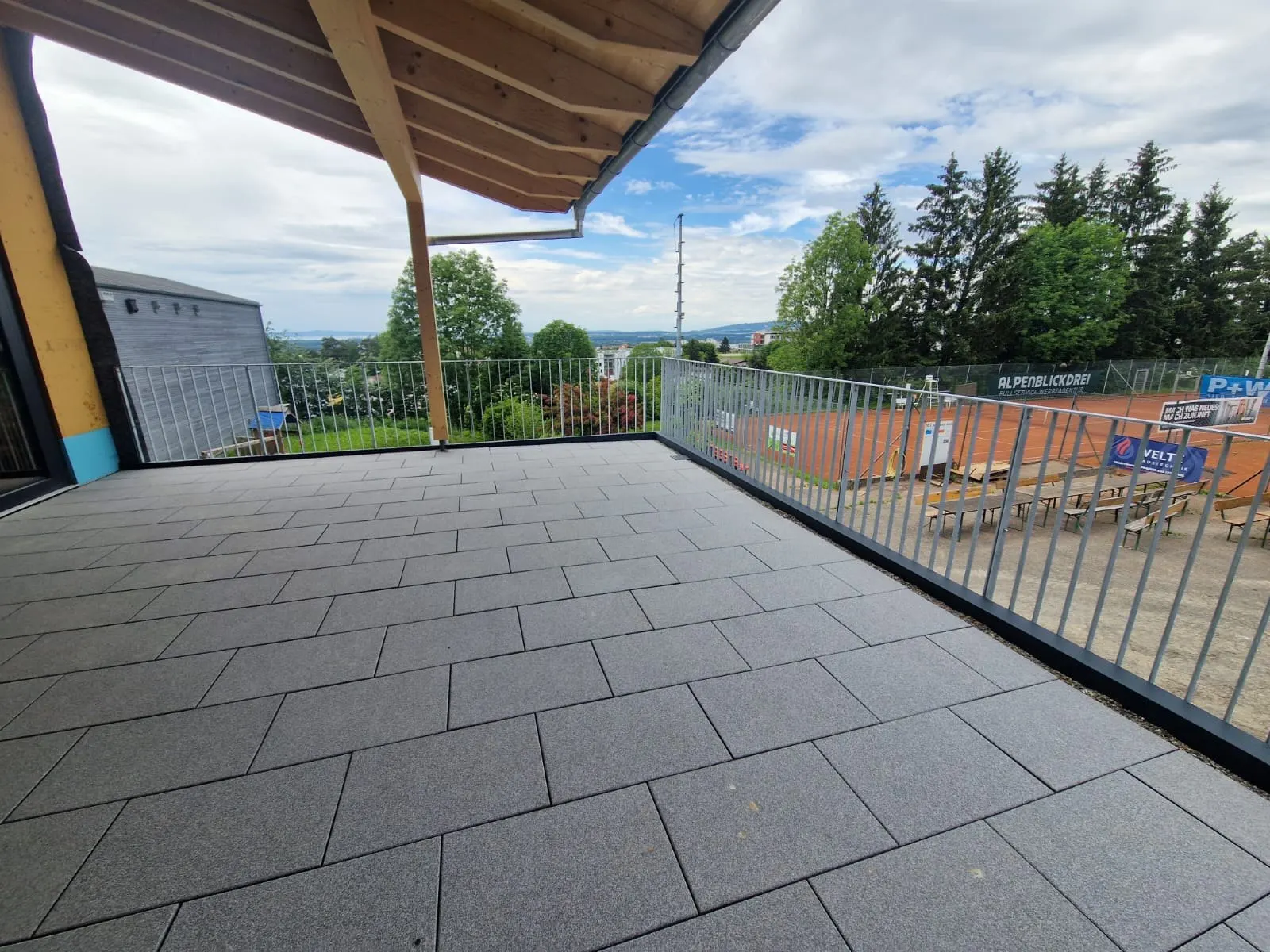 Balkongeländer mit Pfosten aus Flachstahl