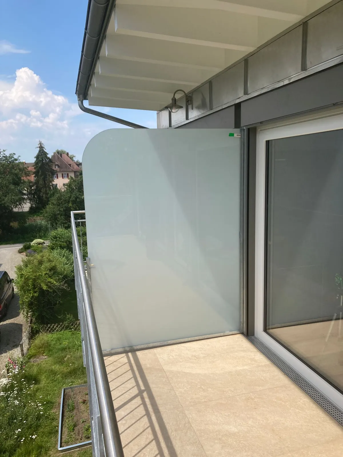 Sichtschutz aus Stahlrahmen mit Plattenfüllung