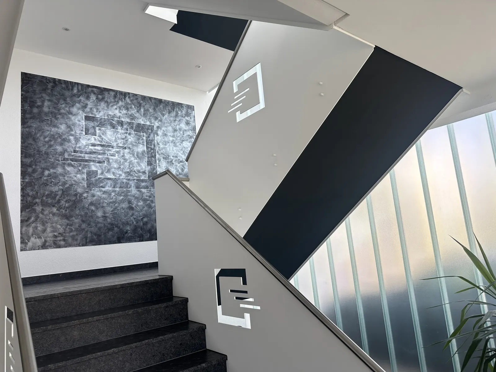 Markenzeichen von Metallbau Marschall im Treppenhaus